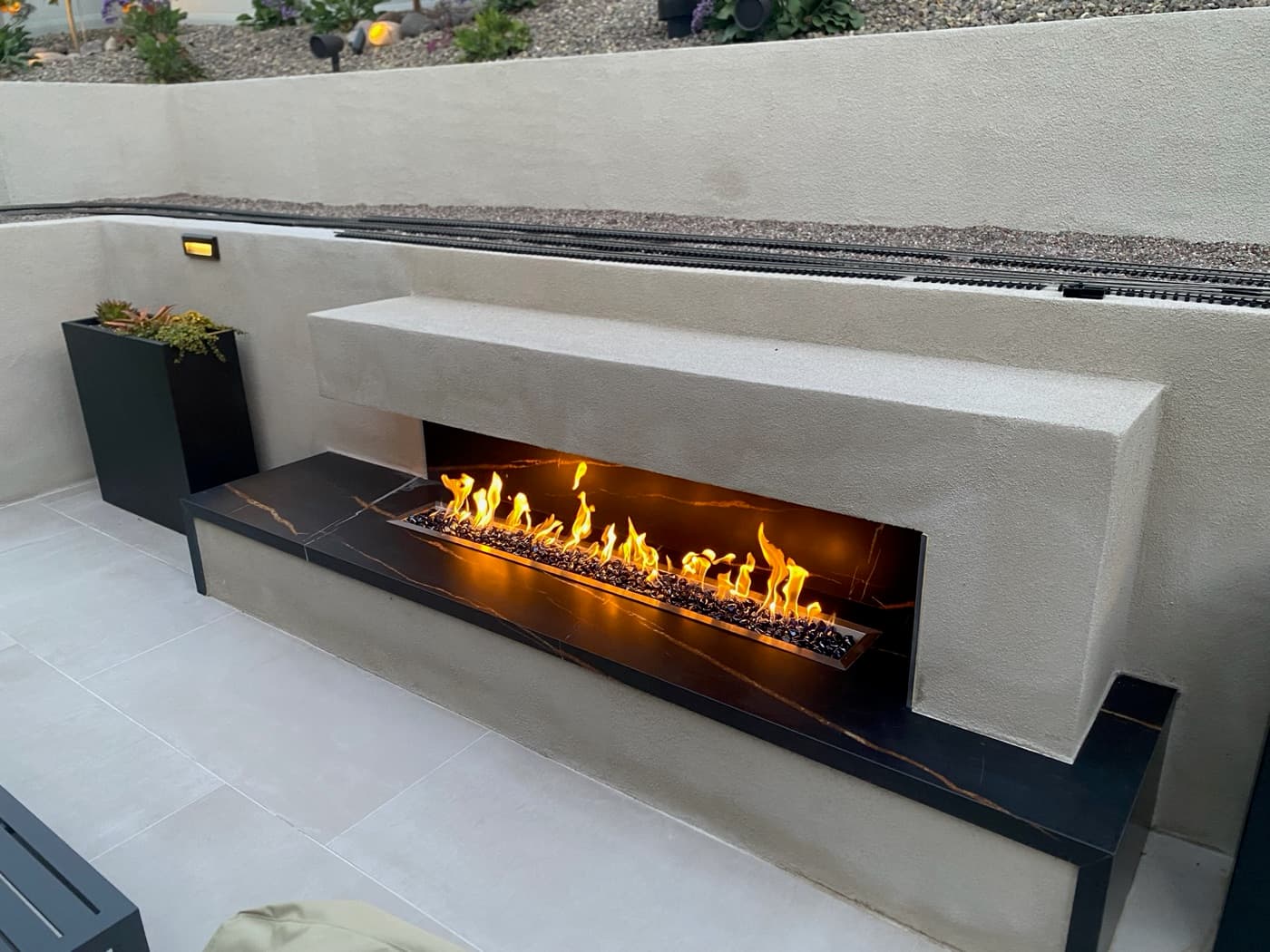 Pool and outdoor living space by Modern Yardz in Rancho Bernardo