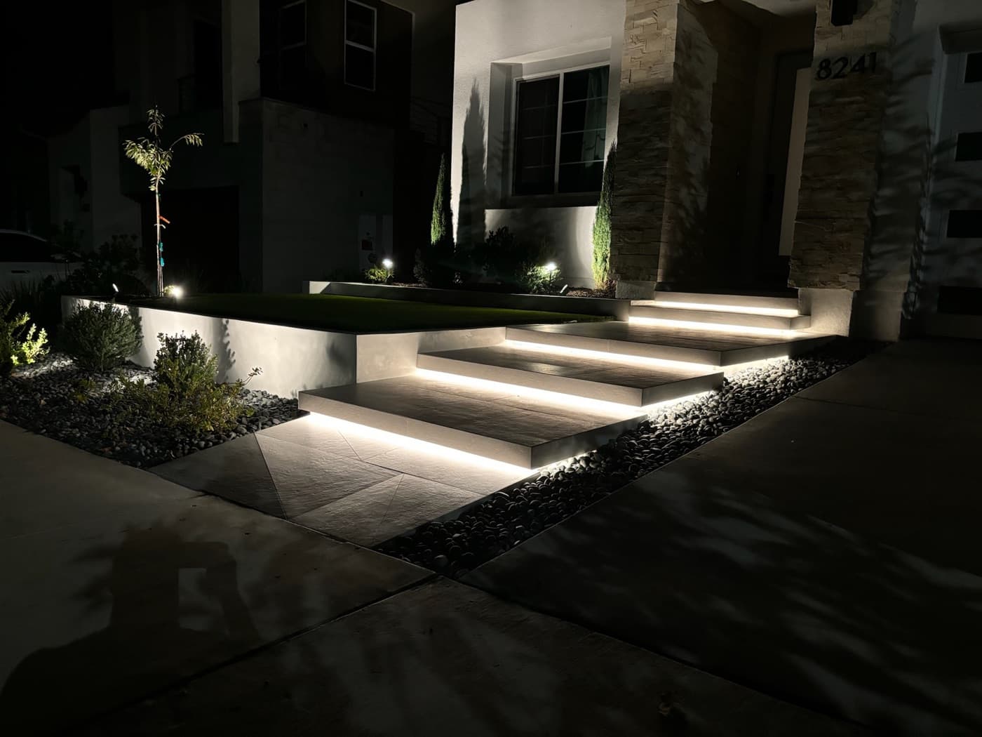 Pool with a raised spa by Modern Yardz in Rancho Bernardo