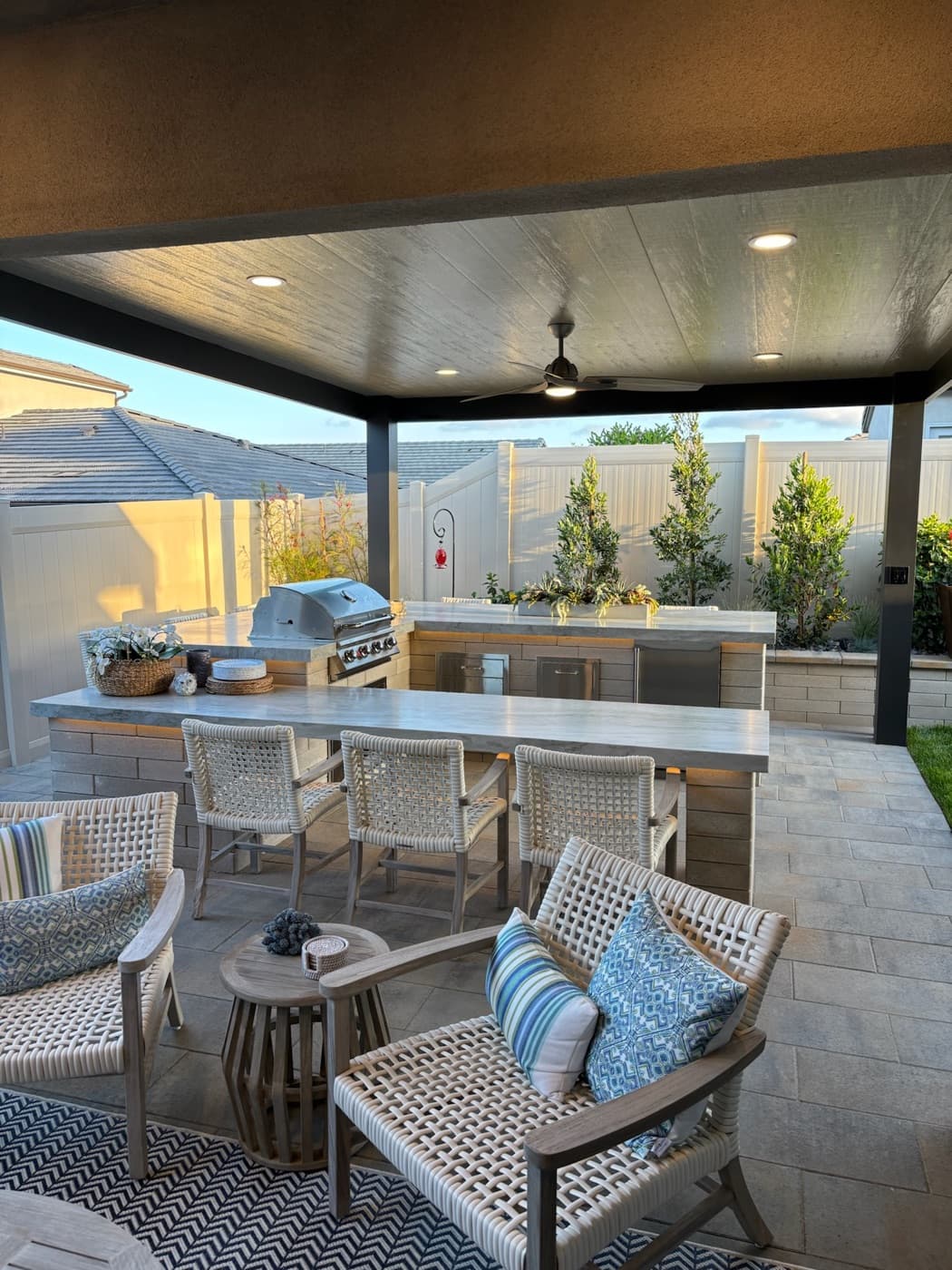 Covered outdoor kitchen and lounge in Del Mar by Modern Yardz
