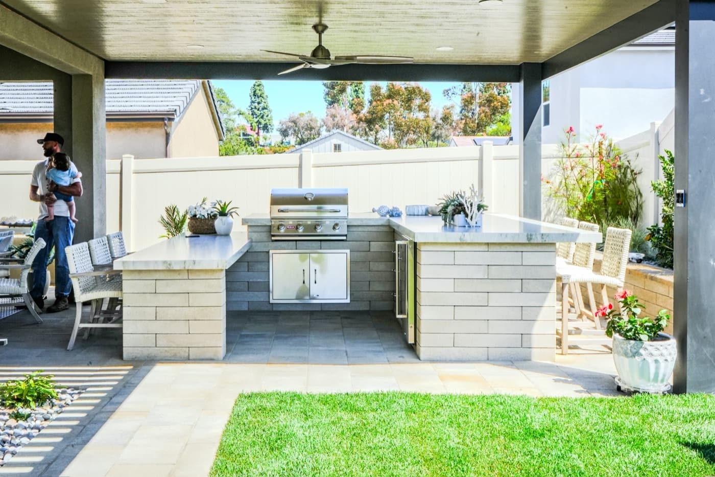 Outdoor kitchen and covered patio in Encinitas by Modern Yardz