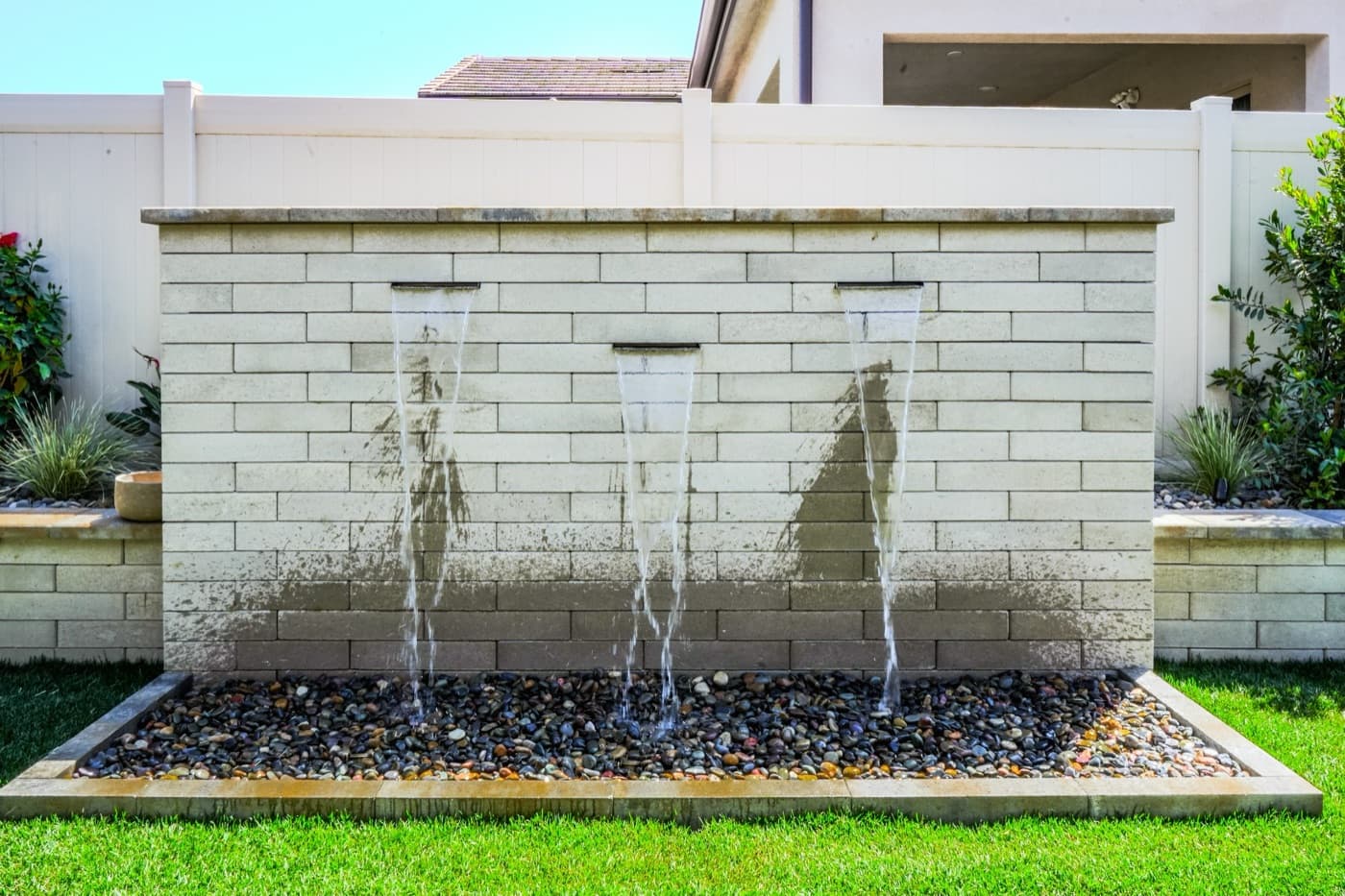 Cast-stone water feature wall in La Jolla by Modern Yardz